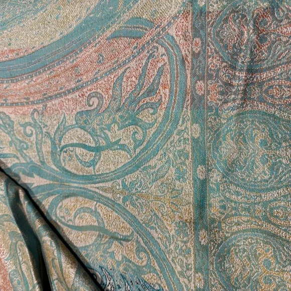 Met Museum Elegant Paisley Women's silk / wool blend Shawl roughly 27”x80” - Picture 10 of 10